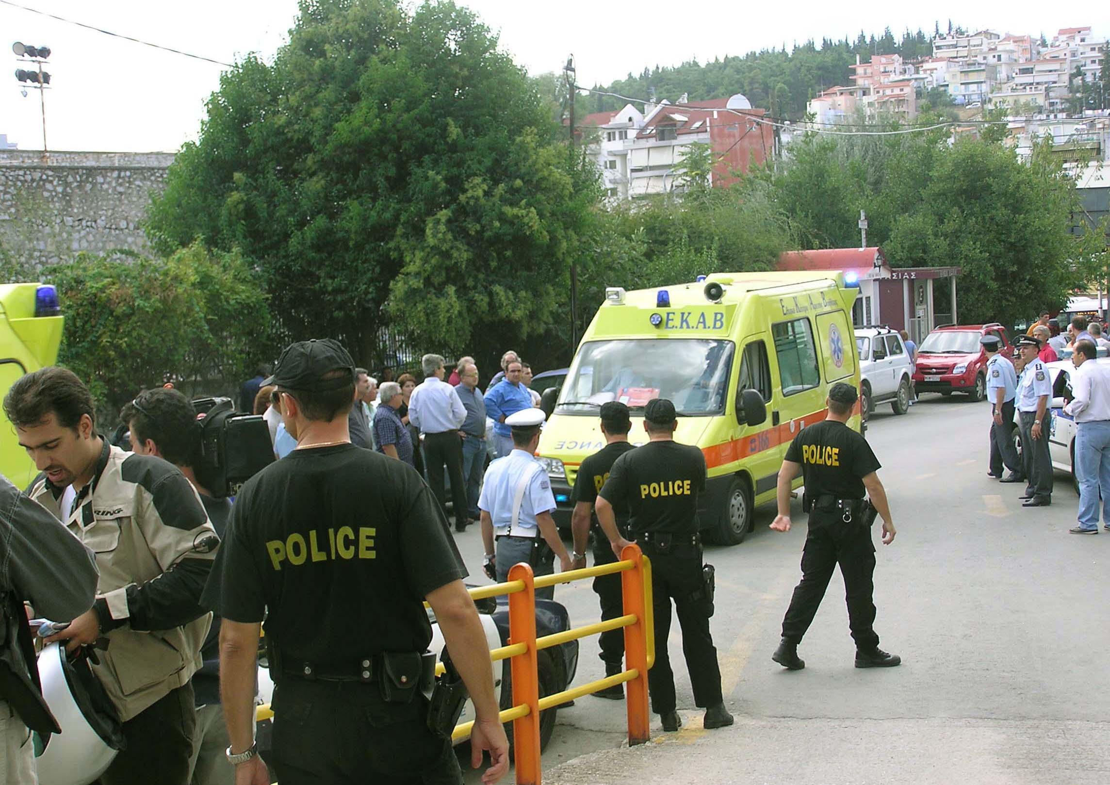 Σοκ στην Κρήτη: Σφαίρα από «μπαλωθιά» καρφώθηκε σε αυτοκίνητο! (φωτό)
