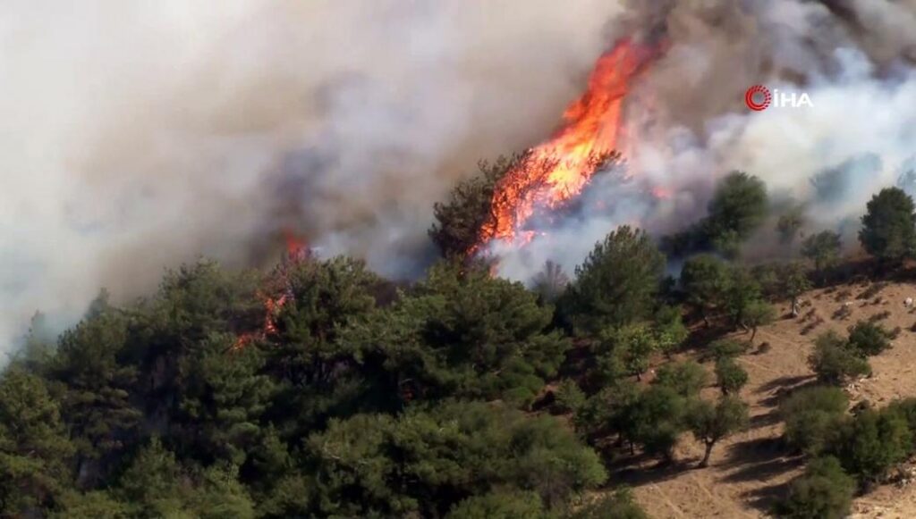 Φλέγεται η Σμύρνη: Έφτασε στα νησιά του Αιγαίου ο καπνός από τη φωτιά (βίντεο)