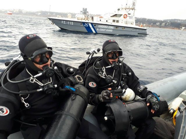 Θρίλερ στην Κάρπαθο: Οι βατραχάνθρωποι της ΜΥΑ/ΛΣ επιχειρούν στην περιοχή για να βρουν τους 2 αγνοούμενους δύτες