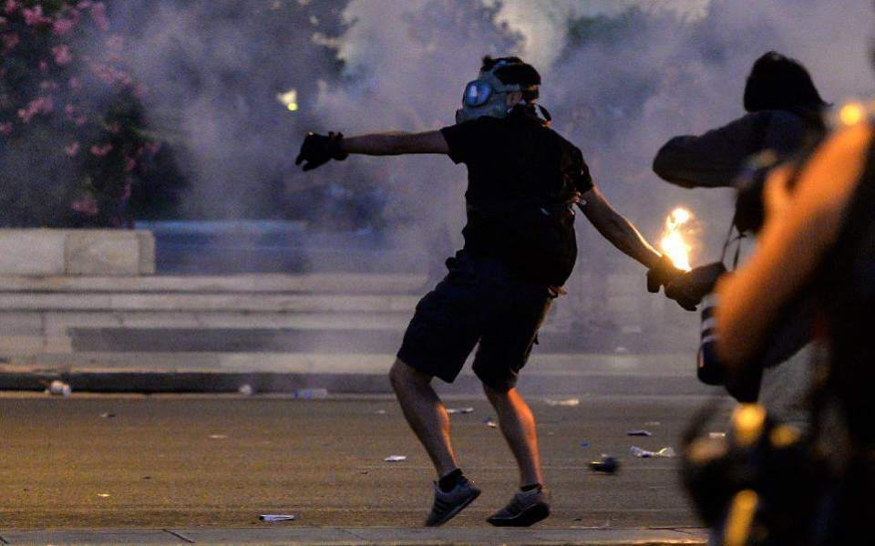 Εξάρχεια: «Ιπτάμενοι» ακροαριστεροί έκαναν παρκούρ σε ταράτσες – Μπήκαν σε κτήριο που εκκενώθηκε χθες