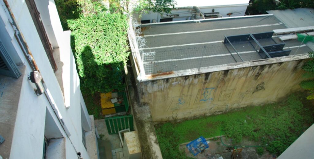 Ιεpόδουλη πήγε να την «κάνει» από το παράθυρο μετά από έφοδο της Αστυνομίας- Την τράβηξαν ξανά πάνω