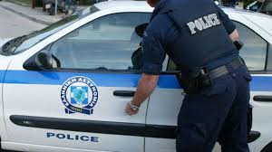 Γλυφάδα: Κάρφωσε στυλό στο χέρι του αστυνομικού επειδή του έσπασε τα νέυρα!