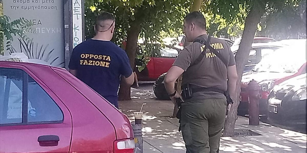 Τί απαντά η ΓΑΔΑ για την φωτογραφία άνδρα των ΜΑΤ που συνομιλεί με ιδιώτη (φωτό)