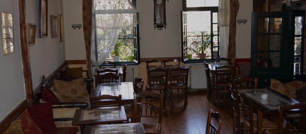 Θεσπρωτία: Σάλος με επιβολή εξοντωτικού προστίμου σε καφενείο γιατί η σύζυγος έστρωσε και η πεθερά καθάριζε πατάτες