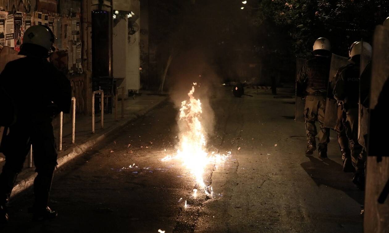 «Άγρια» επεισόδια στα Εξάρχεια: Επιχείρηση της ΕΛ.ΑΣ. στο Βοξ και χρήση δακρυγόνων – Ένας τραυματίας (βίντεο-φωτο)