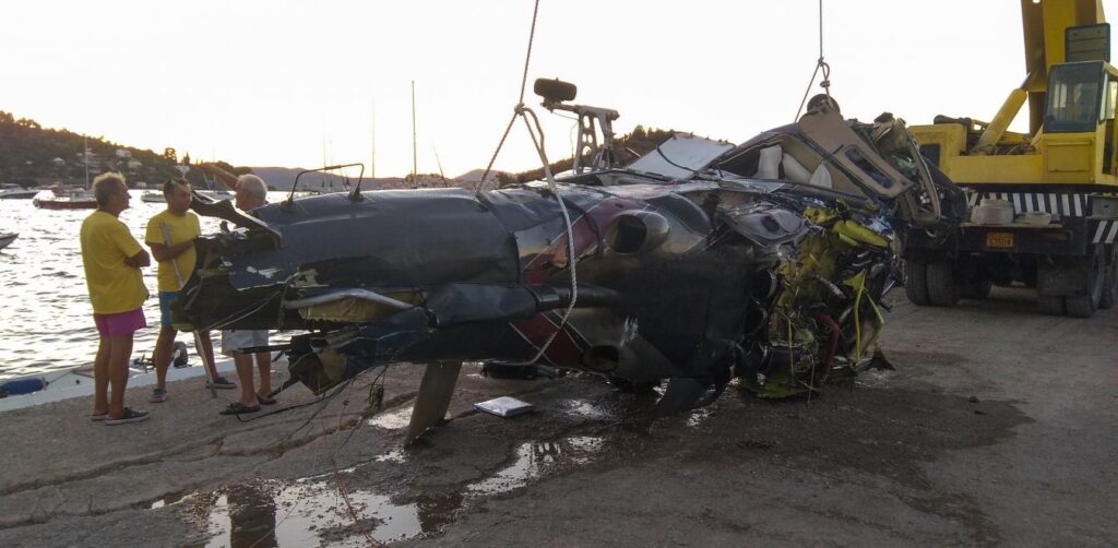 Πτώση ελικοπτέρου στον Πόρο: «Έβγαζε καπνούς πριν πέσει στα καλώδια» λέει ο γιος του πιλότου