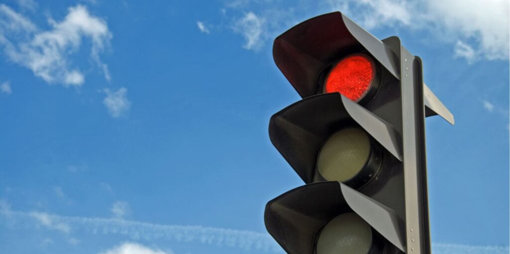 Κρήτη: Αναβάτης μηχανής παραβίασε το κόκκινο και επειδή του κόρναραν απείλησε να τους χτυπήσει (βίντεο)