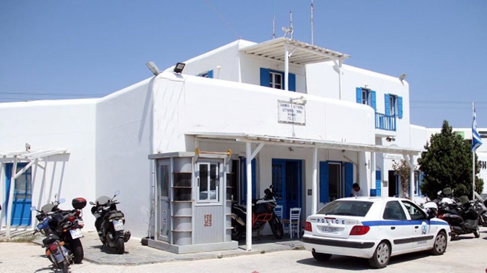 Χανιά: Οικογένεια «κατασκήνωσε» έξω από Α.Τ. γιατί δέχονται απειλές από τον γιο της σπιτονοικοκυράς τους
