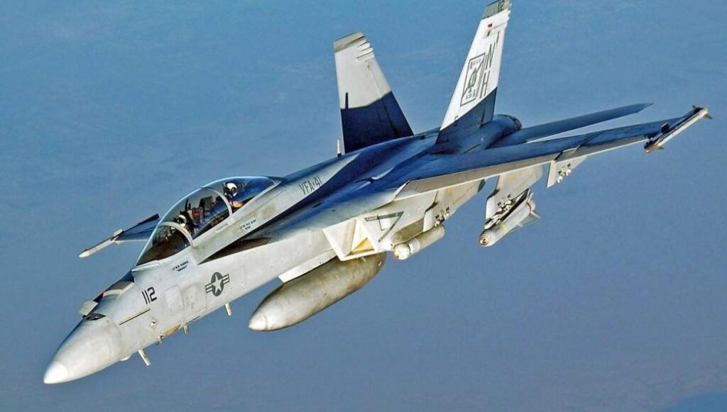 Εντυπωσιακό βίντεο: F/A-18E Super Hornet στην υπέρτατη προσπάθεια επιβίωσης από αντιαεροπορικό βλήμα