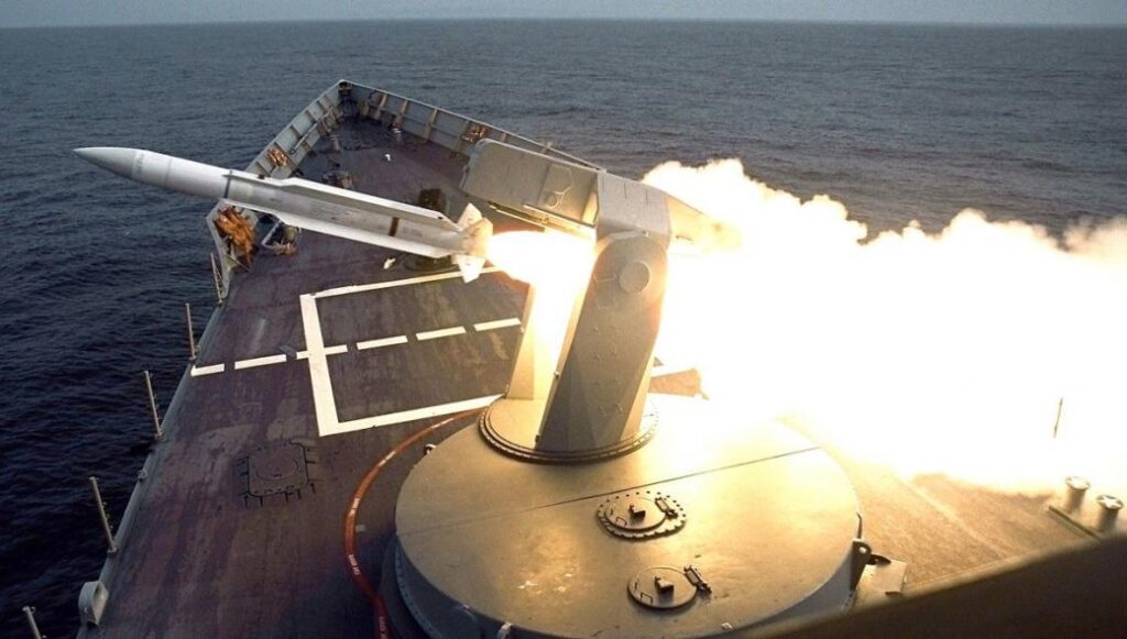 Βίντεο: Βολές βλημάτων SM-1MR κατά στόχου επιφανείας από το αντιτορπιλικό ΚΙΜΩΝ (D218) του ΠΝ
