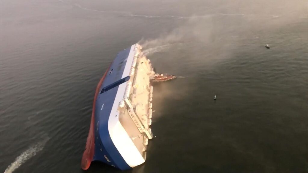 ΗΠΑ: Παγιδευμένα τέσσερα μέλη του πληρώματος σε φορτηγό πλοίο που έχει αναποδογυρίσει!