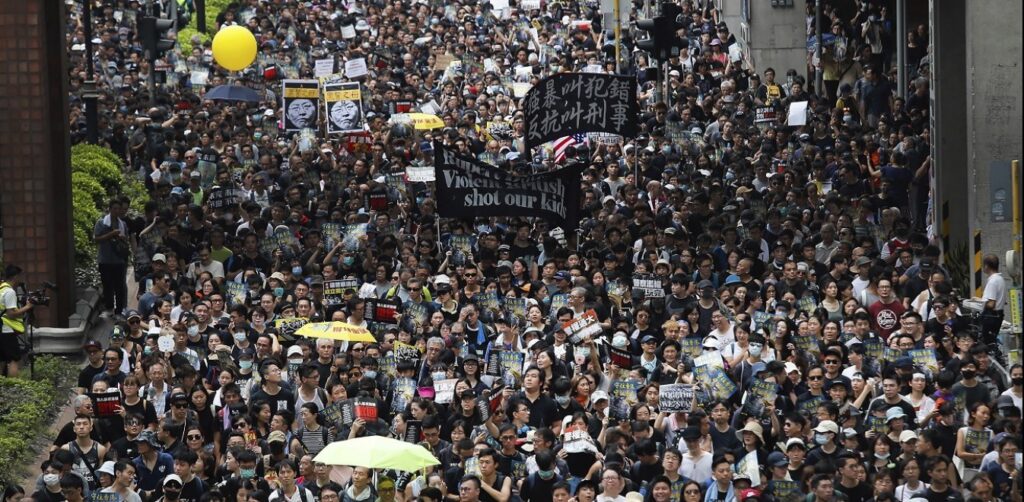 Χονγκ Κονγκ: Αντικυβερνητικοί διαδηλωτές συγκρούστηκαν με υποστηρικτές του Πεκίνου – Παρέμβαση αστυνομικών δυνάμεων