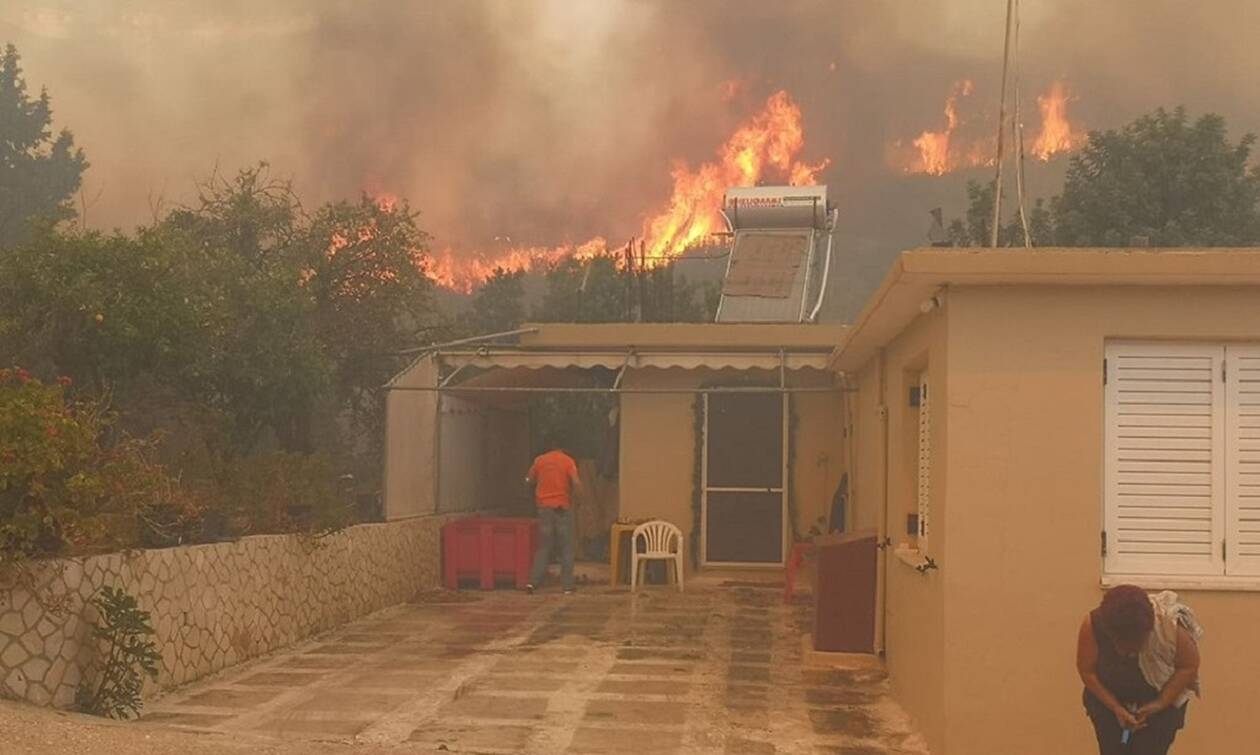 Φωτιά στη Ζάκυνθο: Εκκενώνονται τα χωριά Αγαλάς και Κερί