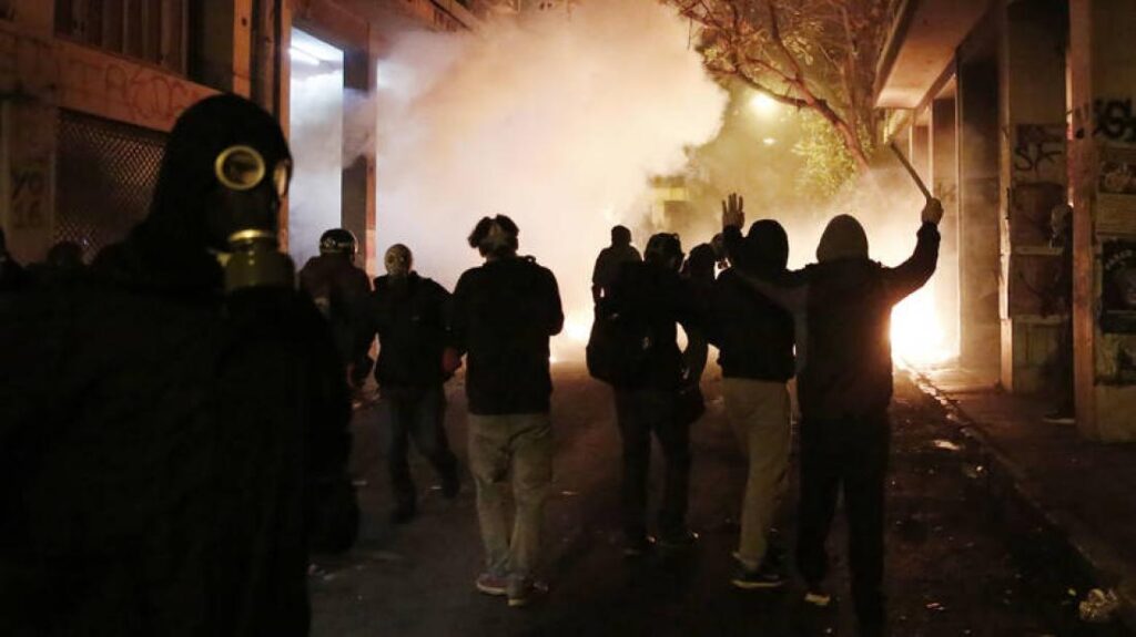 Εξάρχεια: Στον εισαγγελέα οι συλληφθέντες για τα επεισόδια – Οι κατηγορίες που αντιμετωπίζουν