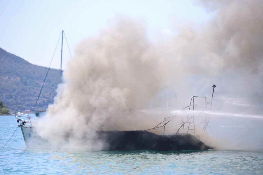 Φωτιά σε θαλαμηγό στη Χαλκιδική