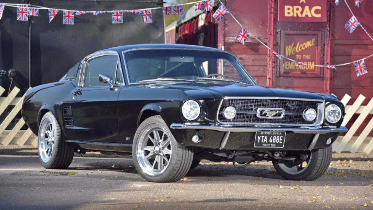 Διέλυσαν Ford Mustang του 1967 για να πάρουν κινητά και Playstation!