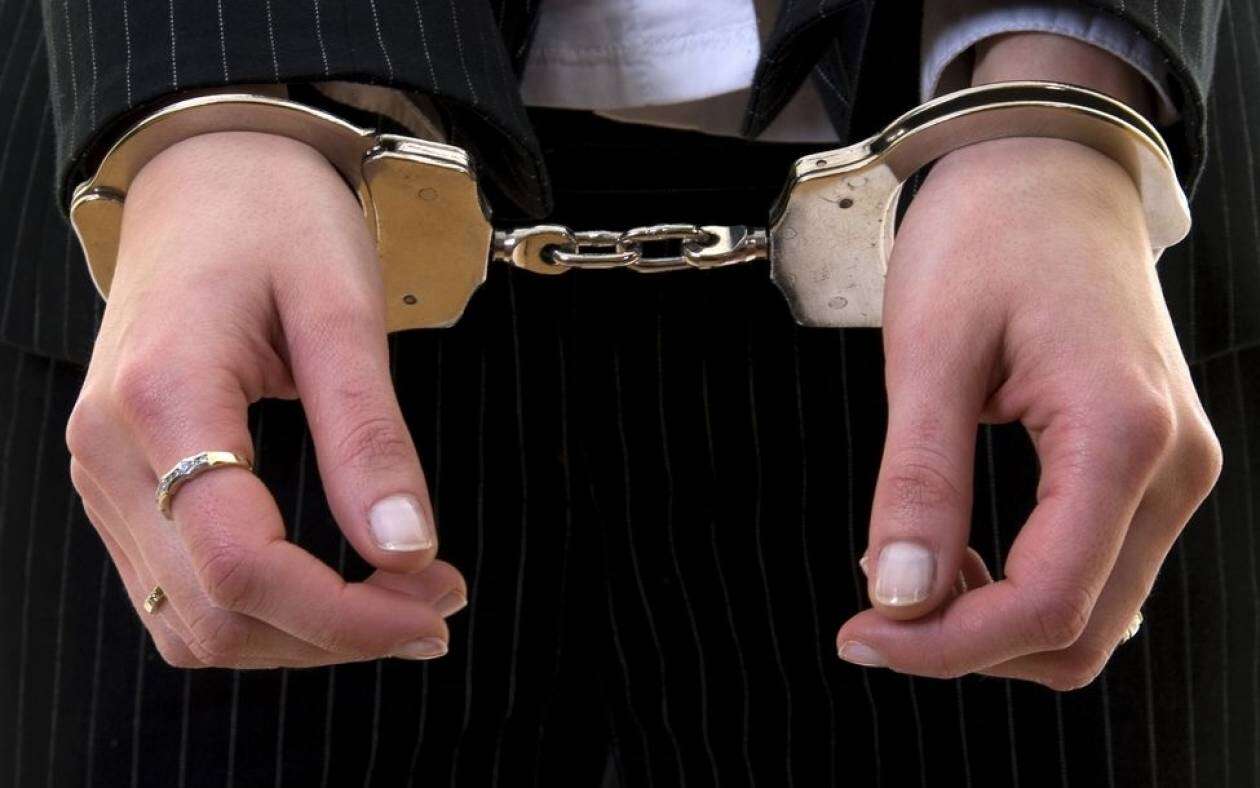 «Σπάει» τη σιωπή της η 49χρονη που μαχαίρωσε τον κουμπάρο της – «Κάρφωσα τον διάβολο» είπε πηγαίνοντας στις φυλακές