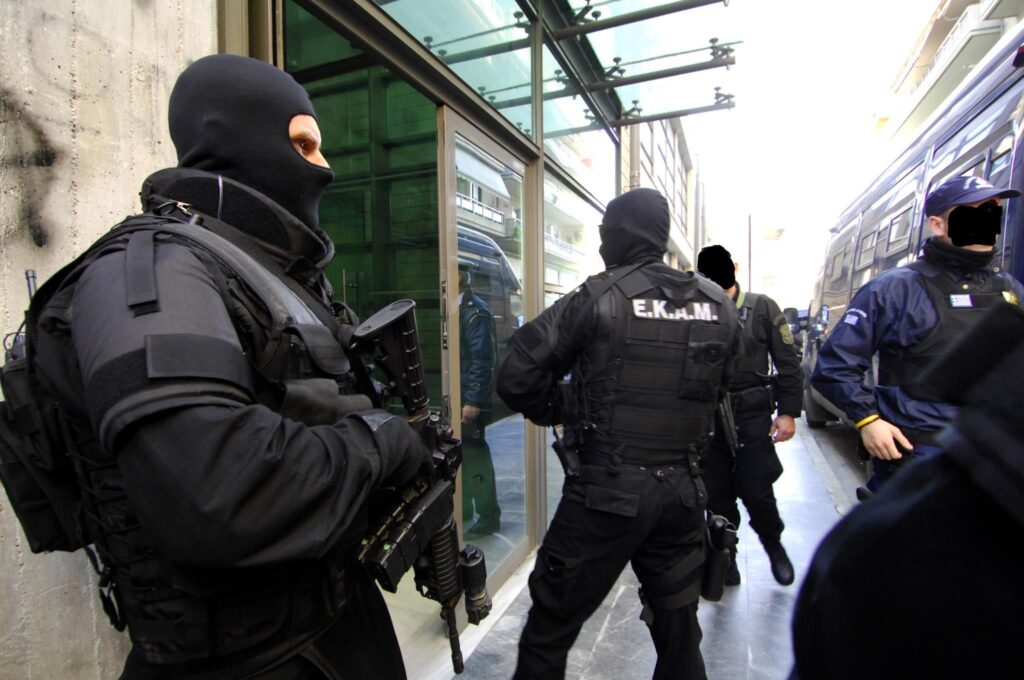 Εισαγγελική εντολή για εκκένωση 11 κτιρίων: Σύρος «οπλαρχηγός» μετέφερε τους αλλοδαπούς – «Οργωνε» την Ελλάδα 