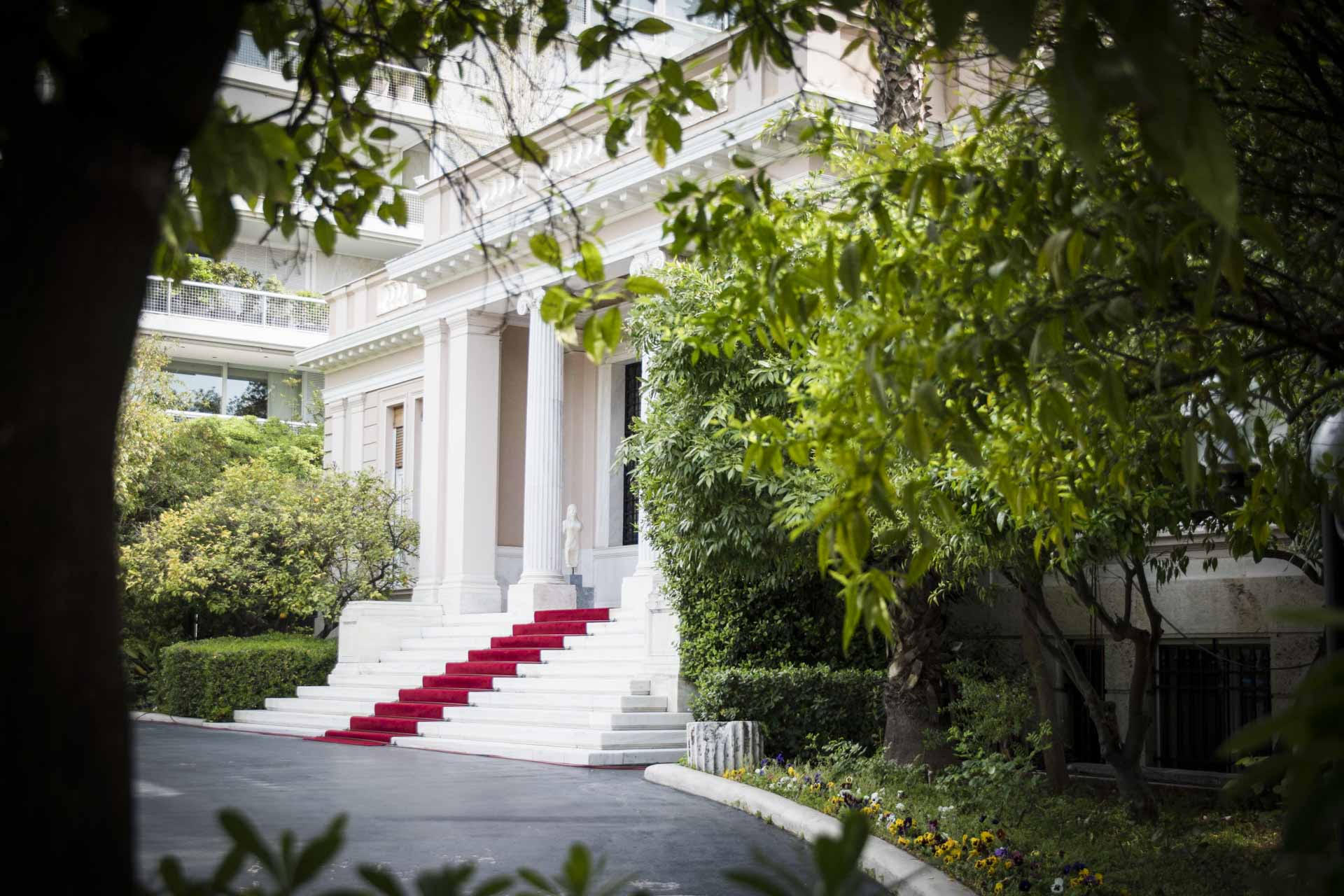 Ξεκίνησε η έκτακτη σύσκεψη στο Μαξίμου – Περισσότεροι κατά 50% οι αλλοδαποί φέτος