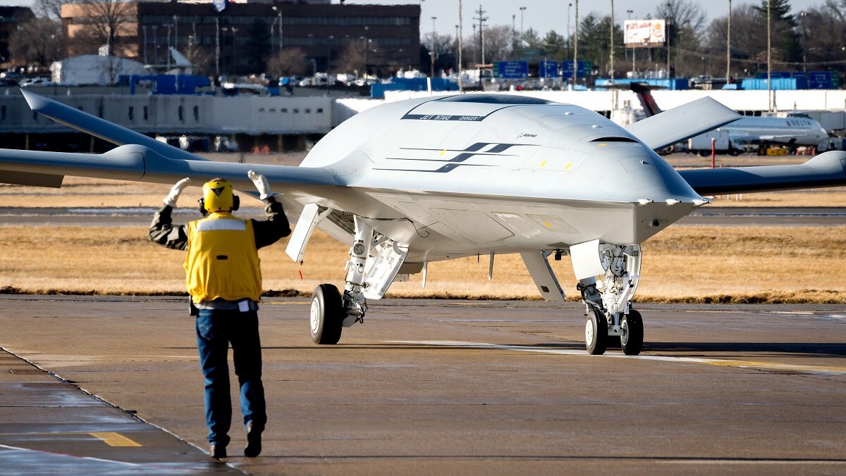 MQ-25: Πρώτη πτήση για το μη επανδρωμένο ιπτάμενο τάνκερ του αμερικανικού Ναυτικού (βίντεο)