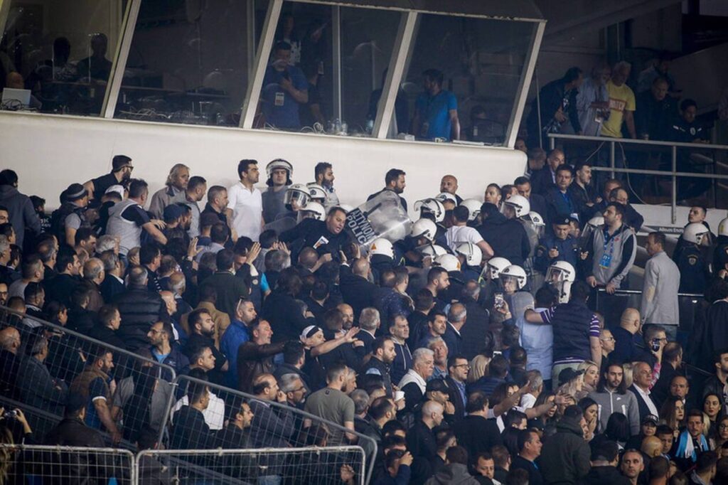 Οπαδός της ΑΕΚ έπεσε από δεύτερο όροφο πολυκατοικίας για να γλυτώσει από ενέδρα χούλιγκαν – Τον κυνηγούσαν