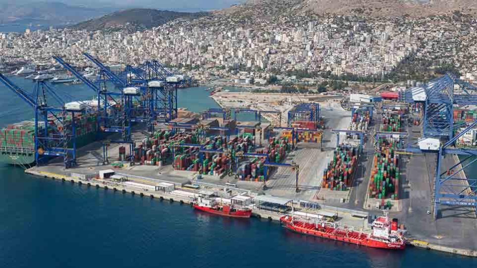 Αντιρρυπαντικά φράγματα γύρω από το δεξαμενόπλοιο στο Πέραμα