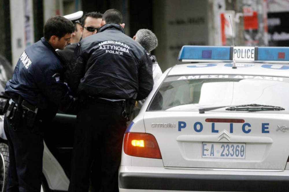 Eξάρχεια: Έφοδος της ΕΛΑΣ για ναρκωτικά – Τέσσερις συλλήψεις