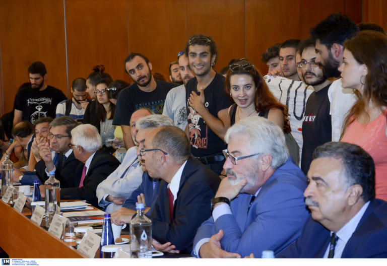 Φοιτητές εισέβαλλαν στο χώρο που συνεδρίαζαν οι Πρυτάνεις