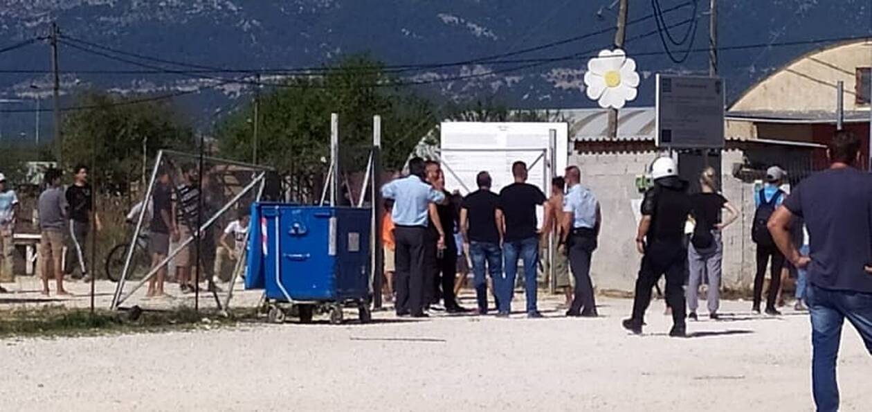 Επεισόδια στο κέντρο αλλοδαπών στον Κατσικά: Πετροπόλεμος με αστυνομικές δυνάμεις-Νέα απόβαση 243 μεταναστών στη Λέσβο