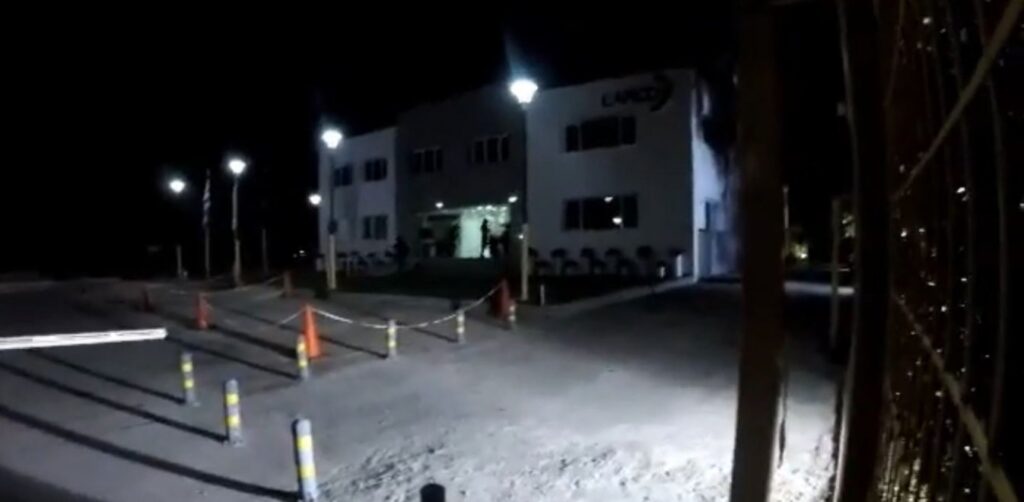 Ρουβίκωνας: Αμφισβήτηση του «νόμος και τάξη» κατά τη διάρκεια επίσκεψης Μ.Πομπέο – Επίθεση στη ΛΑΡΚΟ (βίντεο)