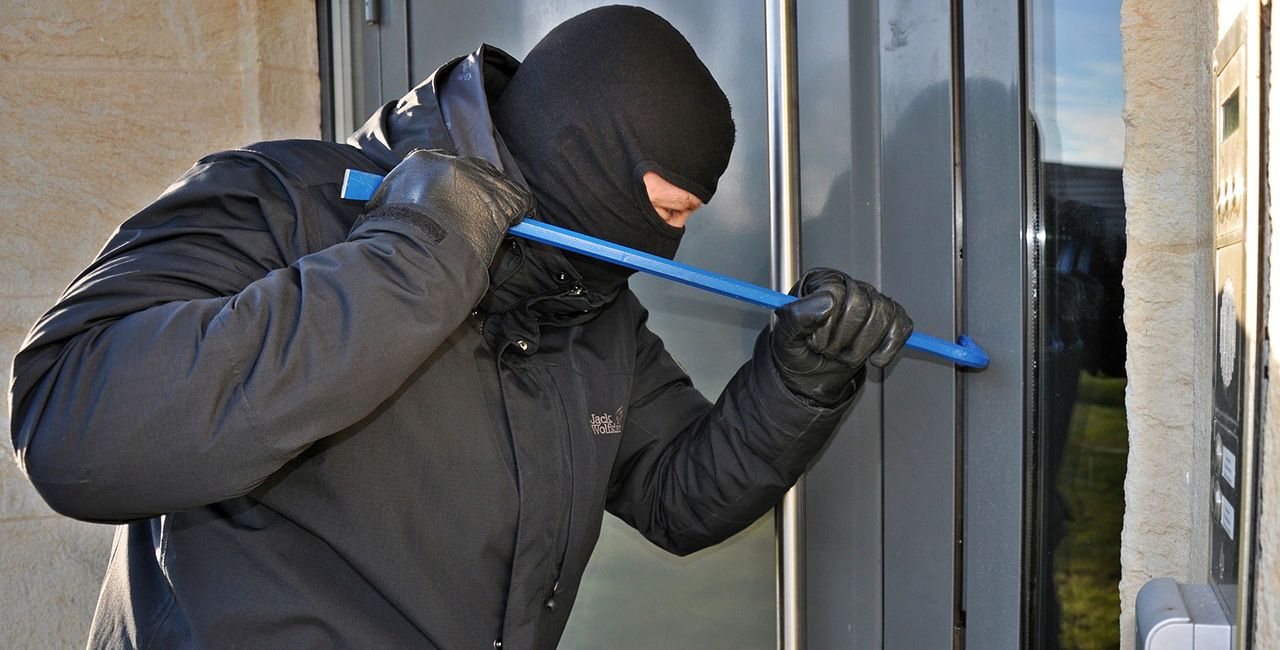 Δείτε πως διαρρήκτης «κατεβάζει» τις βιτρίνες των καταστημάτων στη Βάρη (βίντεο)