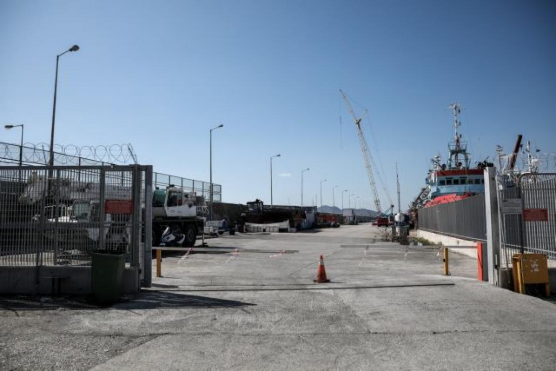 Δραπετσώνα: Ο σκύλος της οικογένειας Μαυρίκου που κατάφερε να σωθεί όταν το αυτοκίνητο έπεσε στο Μώλο (φωτο)