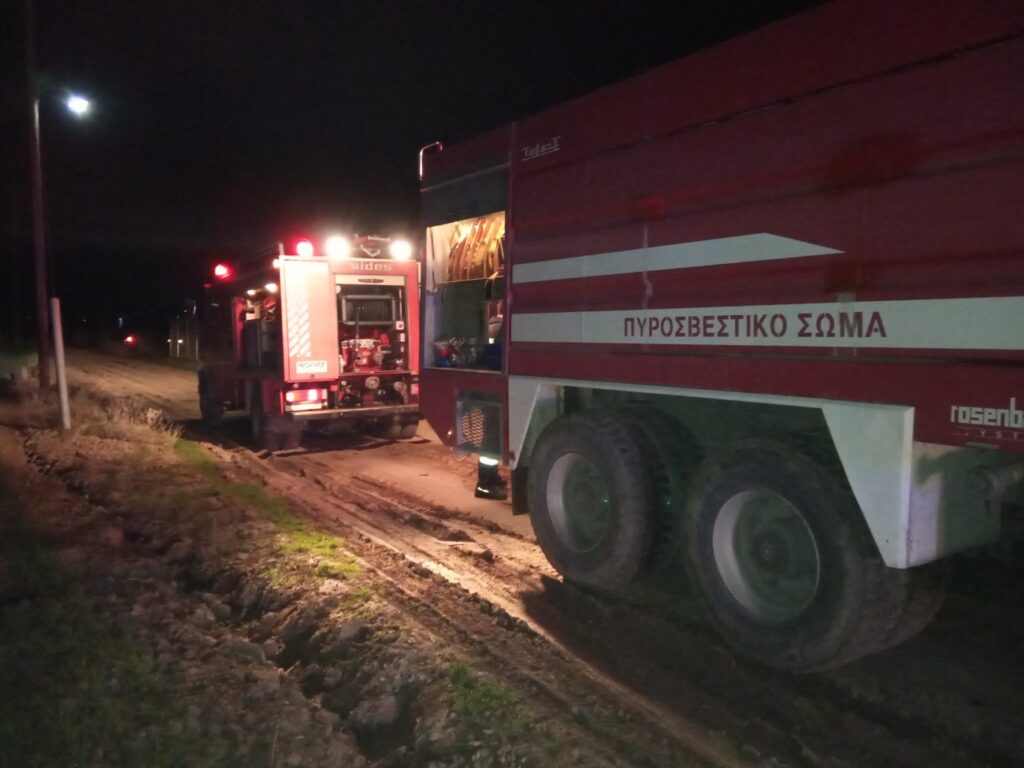 Φωτιά σε βαγόνι του ΟΣΕ όπου διέμεναν αλλοδαποί στη Θεσσαλονίκη (φωτό)