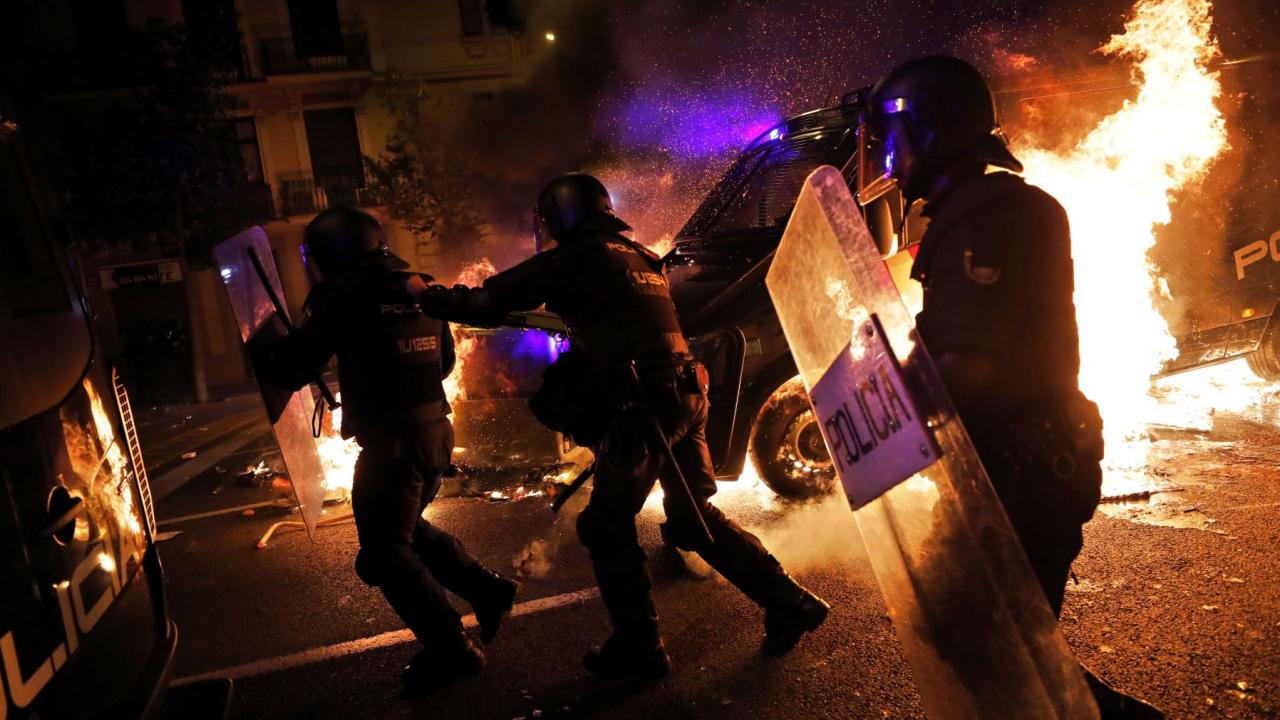 Άγρια επεισόδια στη Βαρκελώνη – Ραγδαίες εξελίξεις – Στέλνει την πολιτοφυλακή η Μαδρίτη (βίντεο – φώτο)