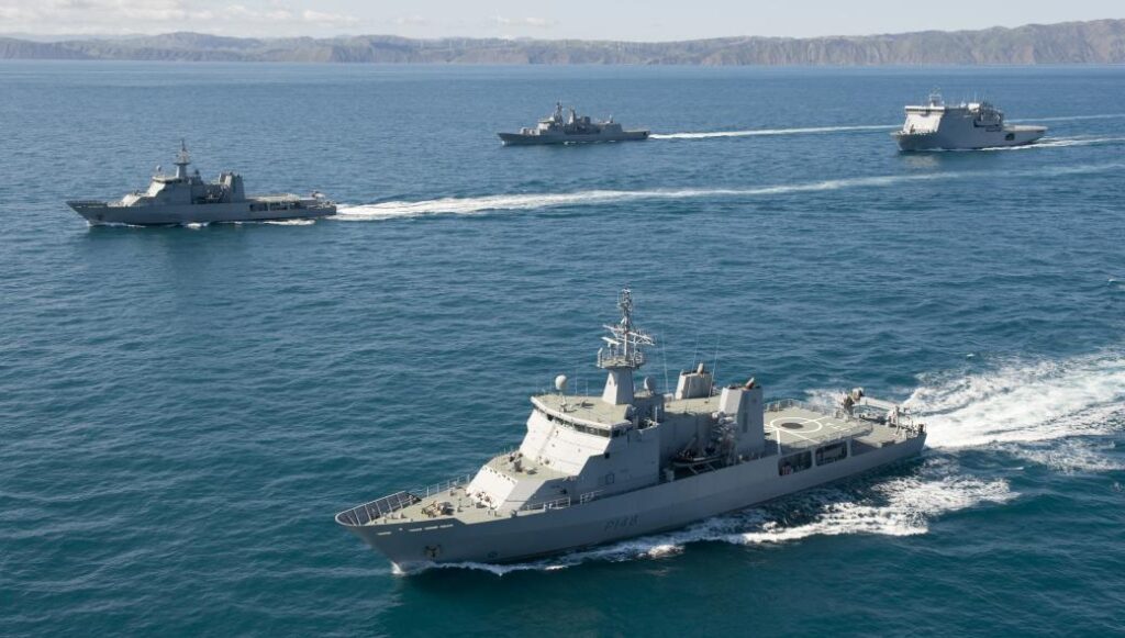 «Η Αλίκη στο Ναυτικό»: Η Νέα Ζηλανδία επιτρέπει στους ναύτες να φοράνε μακιγιάζ, ψεύτικες βλεφαρίδες & σκουλαρίκια