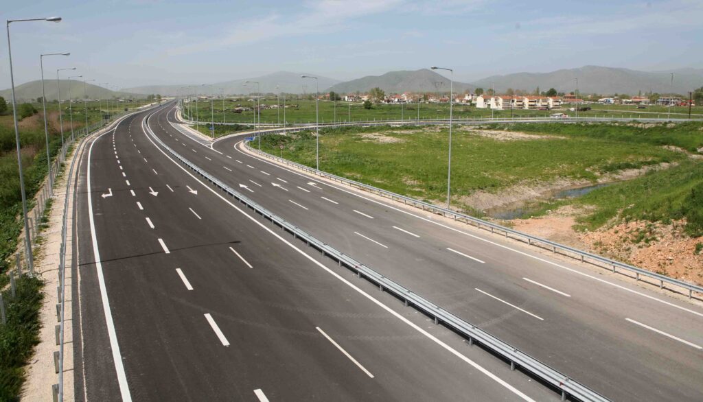 Λαμία: Αυτοκίνητο βγήκε στην εθνική οδό χωρίς… οδηγό (φώτο)