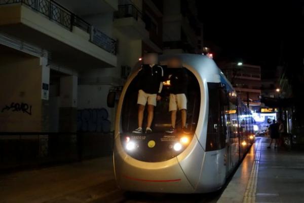 Έφηβοι στερεώνονται από τους υαλοκαθαριστήρες του τραμ για να κάνουν τη βόλτα τους (φώτο)