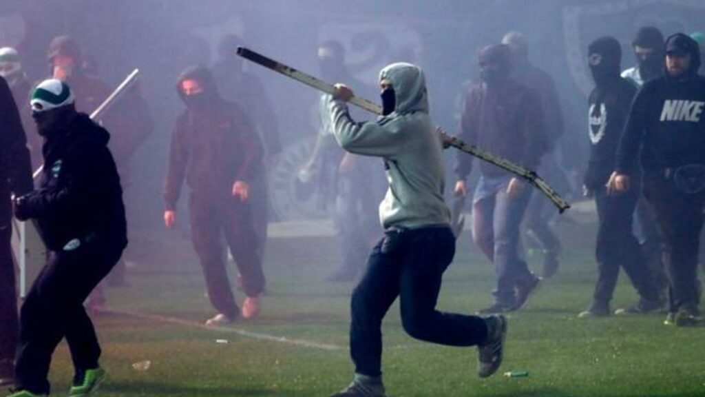 Ντοκουμέντο από τη σύγκρουση χούλιγκαν του Ολυμπιακού και του Παναθηναϊκού στα Πετράλωνα (βίντεο)