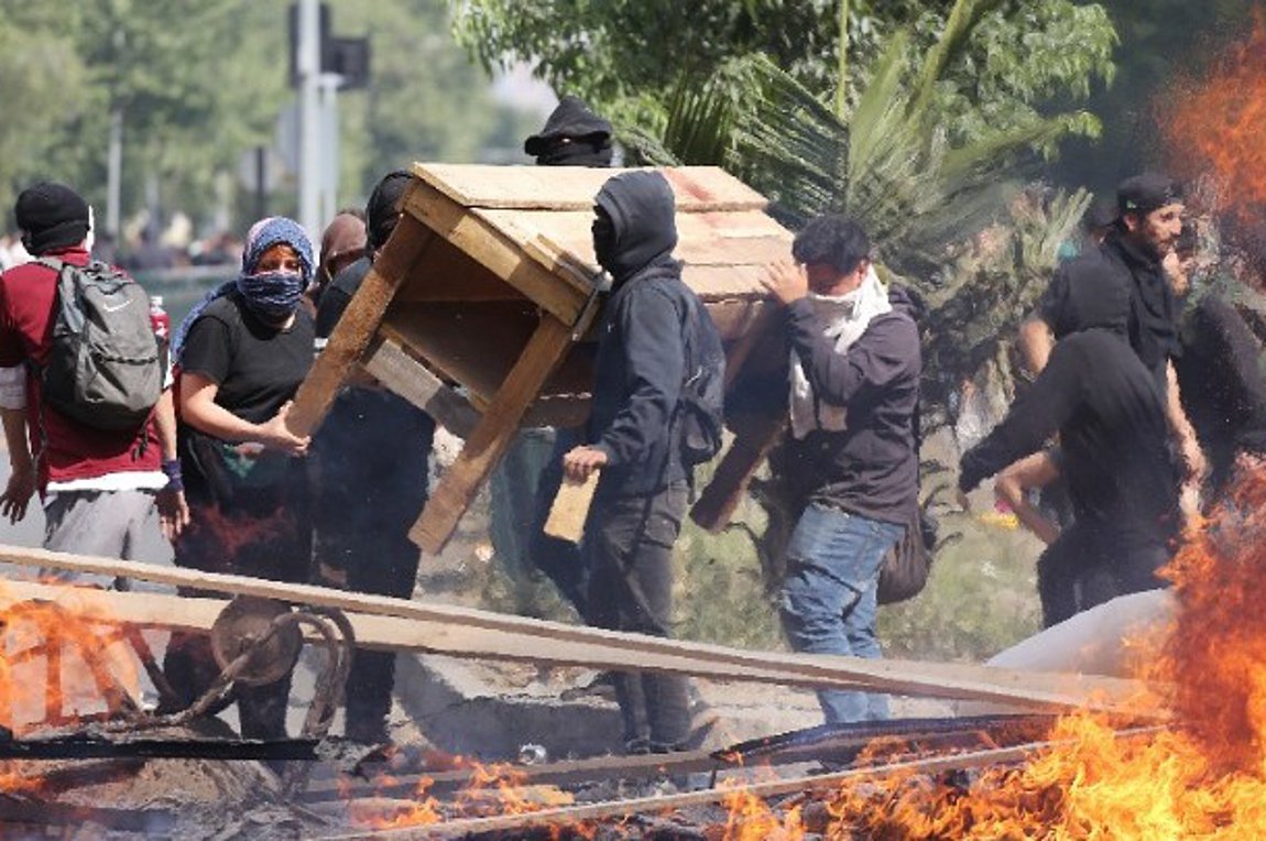 Χιλή: Πακέτο κοινωνικών μέτρων για να κατευναστεί η οργή – 15 νεκροί απο συμπλοκές