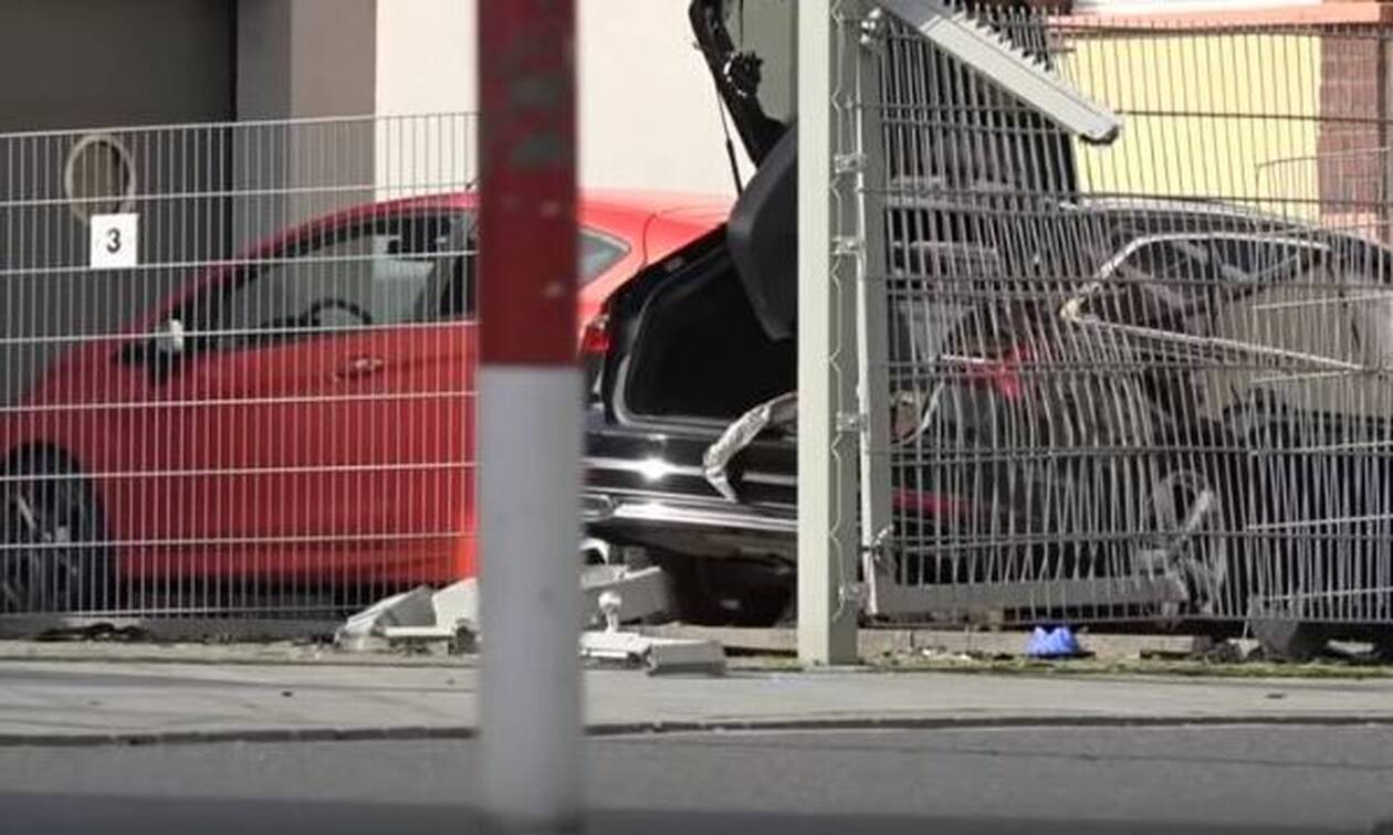 Γερμανία: Την πάτησε με το αυτοκίνητο και την κατακρεούργησε με σφυρί στη μέση του δρόμου (βίντεο)