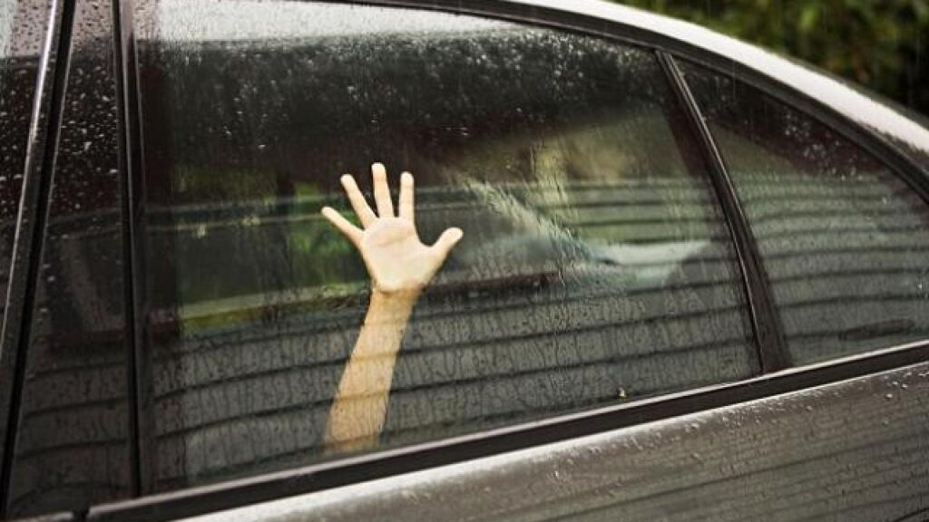 Ν.Ιωνία: Άνδρας συνελήφθη επ’ αυτοφώρω να παρενοχλεί ανήλικο μέσα στο αυτοκίνητό του (βίντεο)