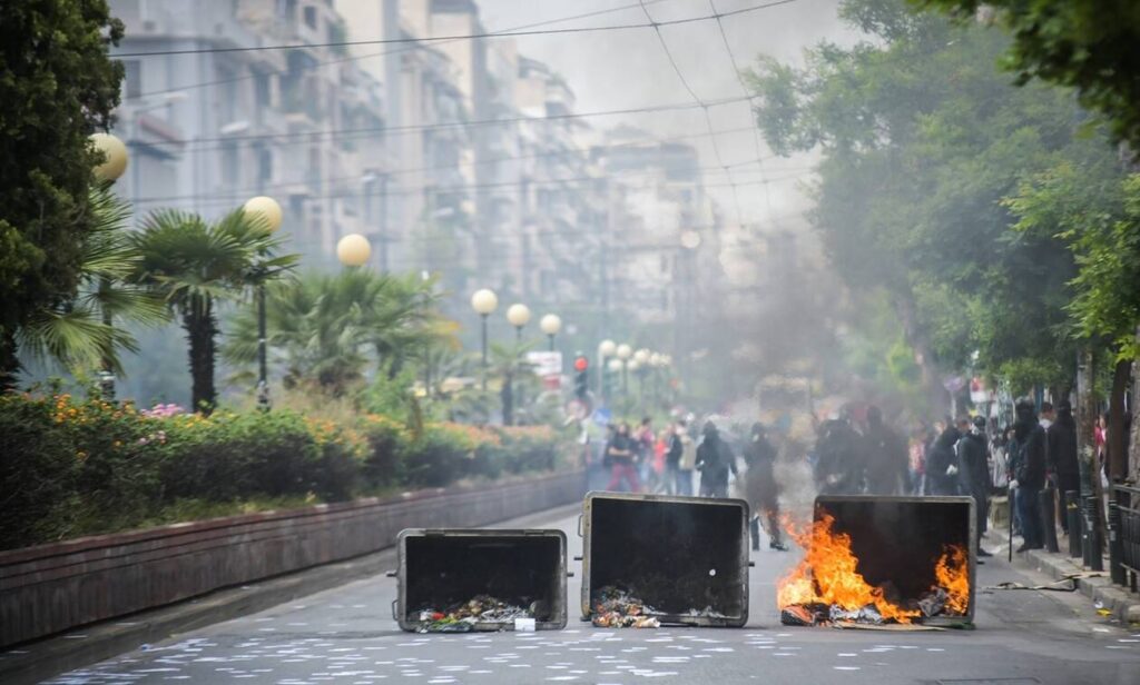 Επεισόδια έξω από την ΑΣΟΕΕ – Κλειστή η Λεωφόρος Πατησίων  (φωτό)
