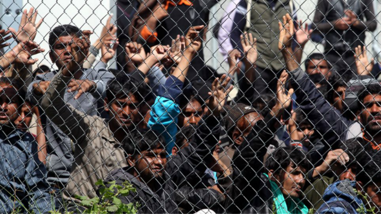 Σκύδρα – Εκρηκτικό το κλίμα μεταξύ των κατοίκων για τις μετακινήσεις αλλοδαπών στην περιοχή τους: «Θα πάρουμε τα όπλα»