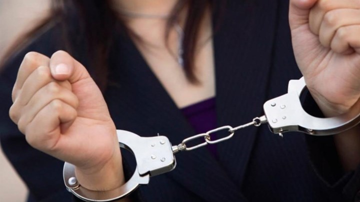 Νηπιαγωγός πιάστηκε με προσημειωμένα χρήματα – Εκμεταλλευόταν τον κουμπάρο της