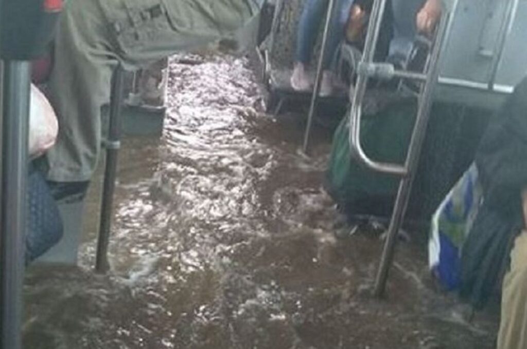 Σε χείμαρρο έπεσε το πλημμυρισμένο λεωφορείο στον Ασπρόπυργο – Η ψύχραιμη αντίδραση του οδηγού (βίντεο)