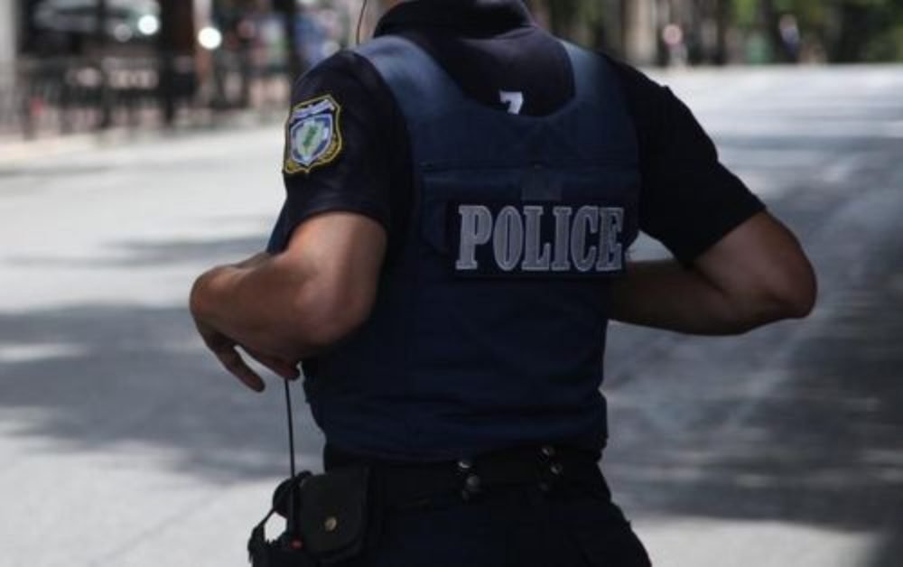 Αστυνομικός συλλαμβάνει αλλοδαπό μικροπωλητή μέσα σε σταθμό του μετρό (βίντεο)