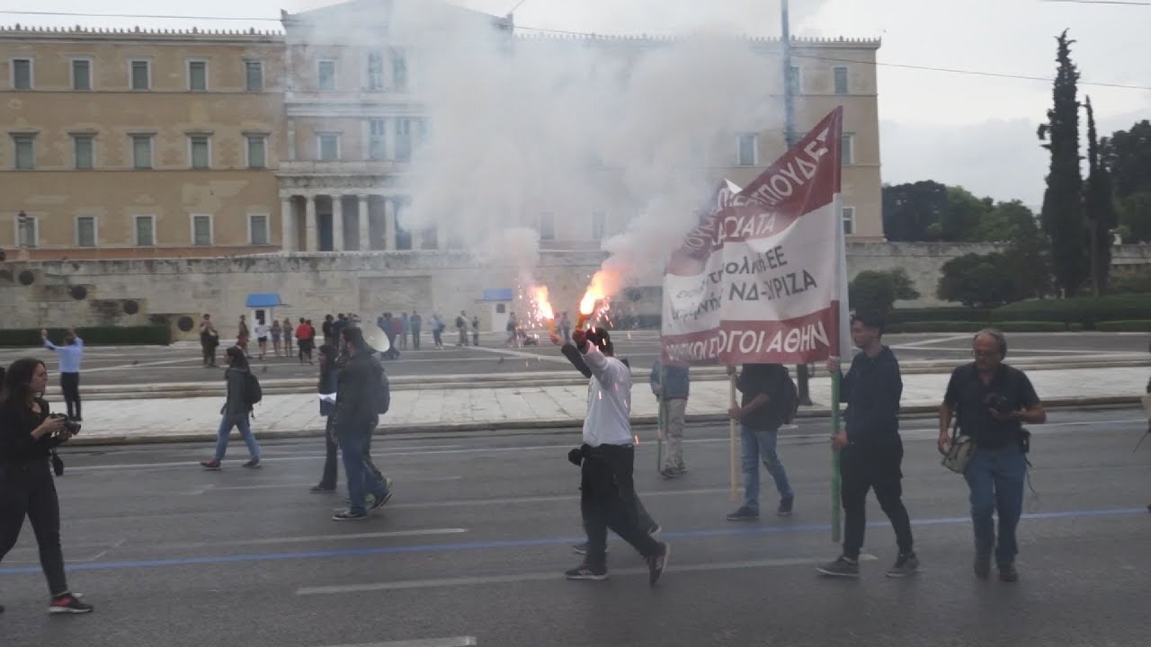 «Πανικός» στο συλλαλητήριο φοιτητών και μαθητών – Επεισόδια και επίθεση με πέτρες στη Βουλή