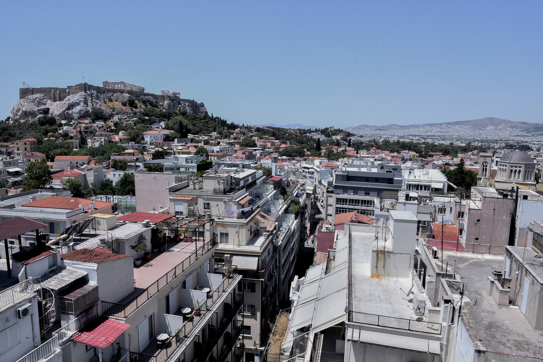Καταρρέει κτήριο στο κέντρο της Αθήνας (φωτό)