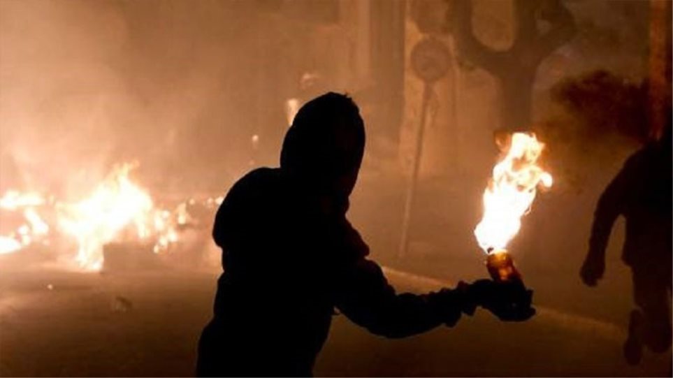 Νέος Ποινικός Κώδικας: Δεν θα τιμωρούνται όσοι παραδίδουν(;) τις μολότοφ στις Αρχές
