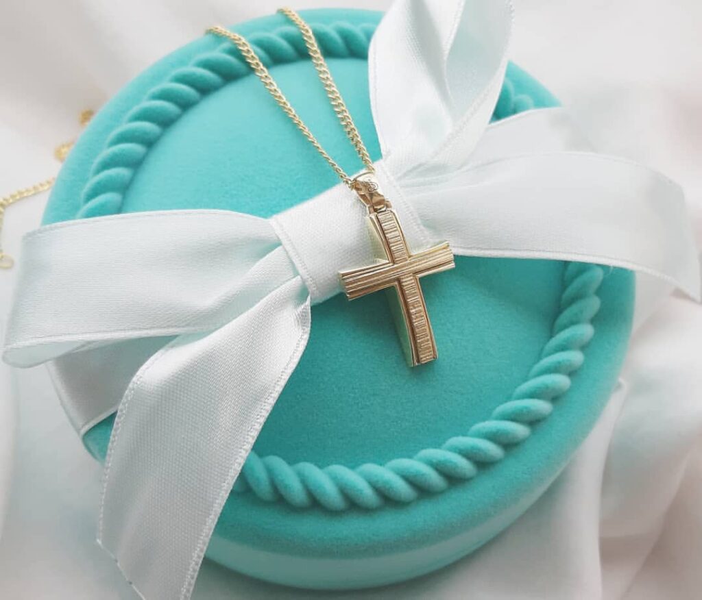 Πρωτοφανής υπόθεση στο Πρωτοδικείο Αθηνών: Νονά έκανε αγωγή και ζητά πίσω τον βαπτιστικό σταυρό